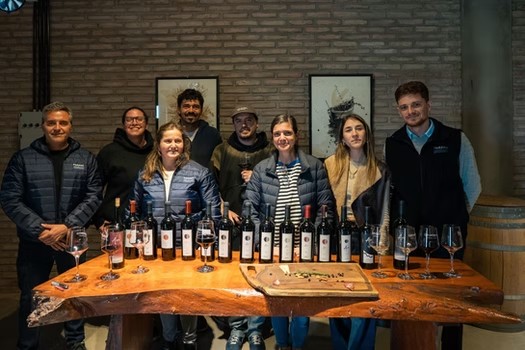 El enoturismo entrerriano suma protagonismo en la ruta nacional del vino Entre Ríos comienza a escribir con mayor fuerza su capítulo en el mapa del enoturismo argentino. Una delegación del Instituto Nacional de Promoción Turística (INPROTUR) recorrió bodegas y viñedos de la provincia con el objetivo de registrar experiencias y dar visibilidad a la producción local dentro del plan nacional de turismo del vino. La visita estuvo encabezada por Mercedes Blasi, responsable de Turismo Enogastronómico del INPROTUR, junto a técnicos de Comunicación Digital del organismo. A nivel provincial, acompañó la recorrida el director de Promoción Turística, Rodrigo Castro, mientras que en cada destino participaron autoridades locales y emprendedores vitivinícolas que abrieron sus puertas para mostrar el presente de la actividad. El itinerario abarcó distintas microrregiones: en Pueblos y Aldeas del Sur Entrerriano, la Bodega Boutique Las Magnolias y la Granja educativa De Sol a Sol en Gualeguaychú; en Lomadas y Humedales, el viñedo Lugea Courault de Antelo y Borderio en Victoria; y en El Paraná y sus Aldeas, la Bodega Los Teros en Paraná y Los Aromitos en Colonia Ensayo. Este trabajo se integra a un proyecto nacional que contempla la creación de un portal enoturístico dentro de argentina.travel, donde se reunirá la oferta de todo el país, además de la producción de una serie documental sobre turismo del vino. El objetivo es mostrar, con imágenes y relatos, la diversidad de experiencias que ofrece Argentina alrededor de su cultura vitivinícola. Para Entre Ríos, la iniciativa representa una oportunidad estratégica: no solo posiciona a sus bodegas en un escenario de alcance internacional, sino que también resalta el valor agregado de la experiencia turística en torno al vino, un sector que en los últimos años ha recuperado vigor y reconocimiento.