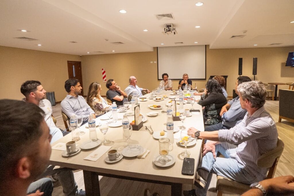 Reunión entre el gobernador Frigerio y empresarios turísticos en un salón del Hotel Termas Victoria, con mesas de trabajo y diálogo abierto.