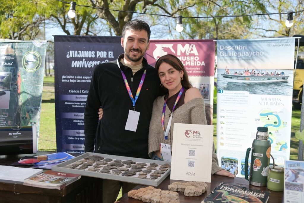 Auditorio con prestadores turísticos y autoridades locales debatiendo estrategias.