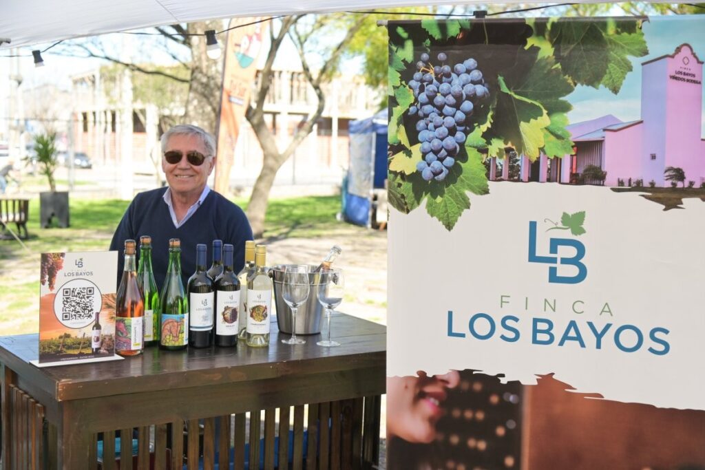 Auditorio con prestadores turísticos y autoridades locales debatiendo estrategias.