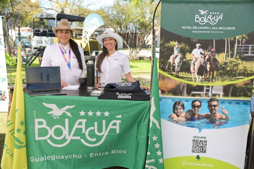 Auditorio con prestadores turísticos y autoridades locales debatiendo estrategias.