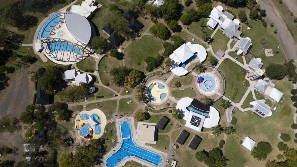 Imagen aérea de las termas Villa Elisa.