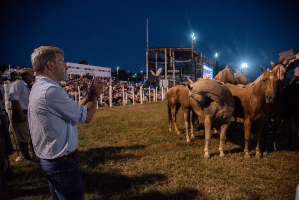 Frigerio estuvo presente en el Festival Nacional de Jineteada y Folclore de Diamante