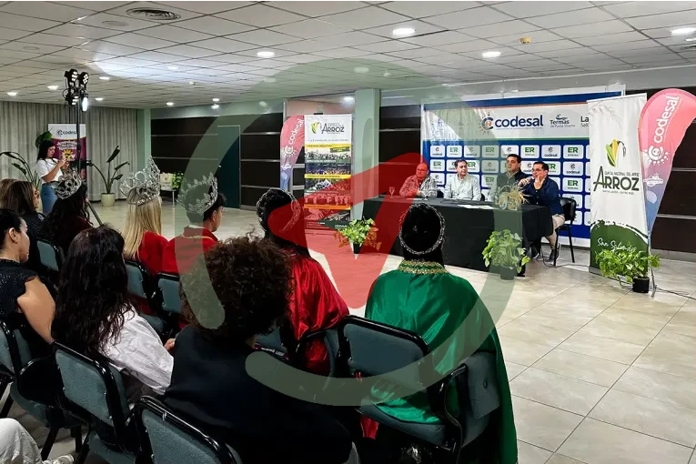 Representantes de la Fiesta Nacional del Arroz durante su presentación en Codesal
