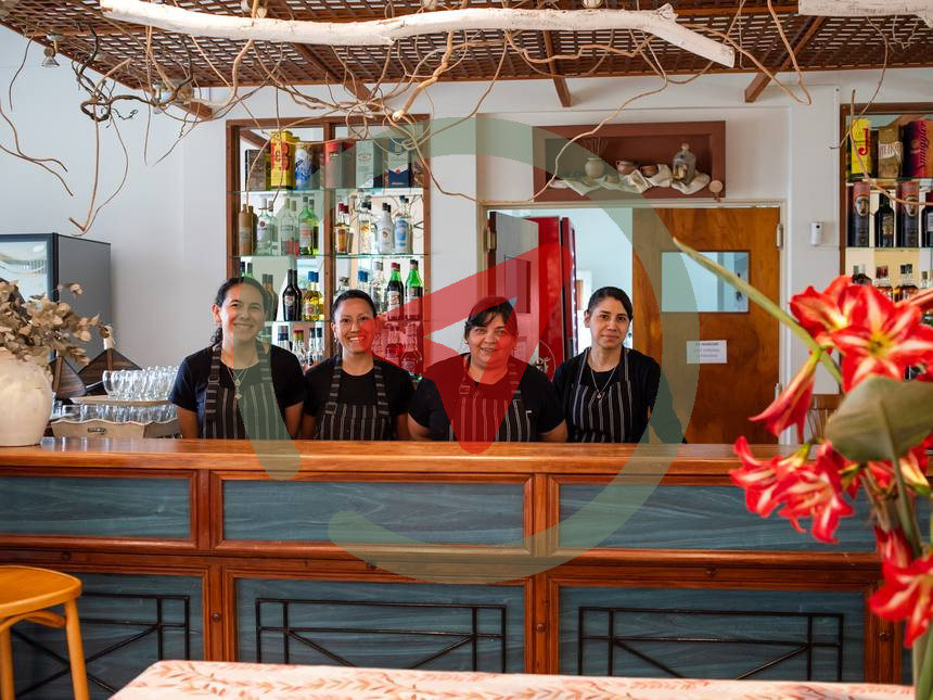 Cuatro trabajadoras detrás de una barra en un establecimiento hotelero de Entre Ríos.