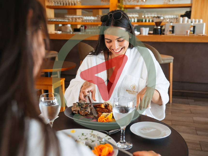 Una huésped almuerza en el restaurante de un alojamiento turístico.