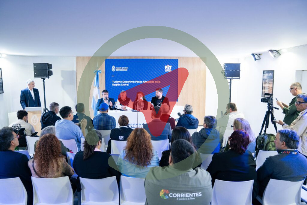 Público y expositores durante la presentación de pesca adaptada del Litoral en la FIT.